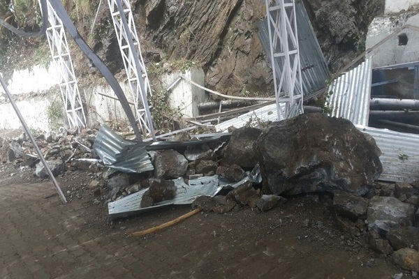 मां वैष्णो देवी मार्ग पर लैंडस्लाइड, 1 की मौत - 1 dead 7 injured in a  landslide on vaishno devi shrine route jammu kashmir-mobile
