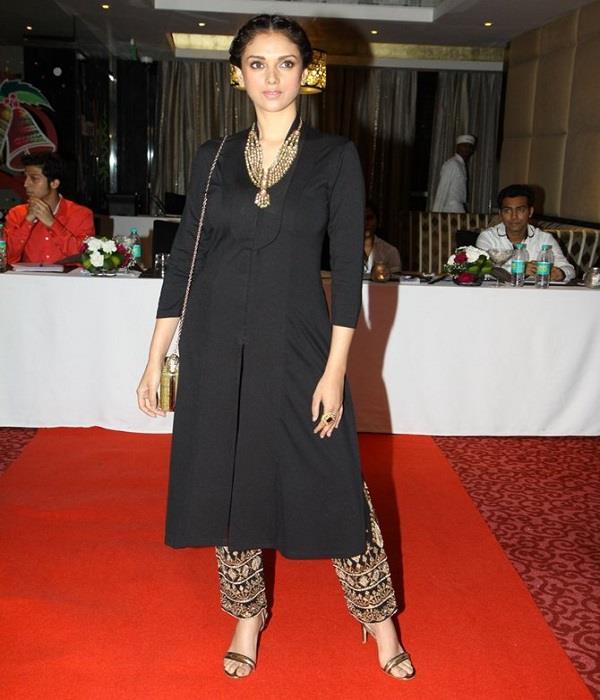 ब्लैक कुर्ती को इन 4 डिफ्रैंट तरीकों से करें  Wear