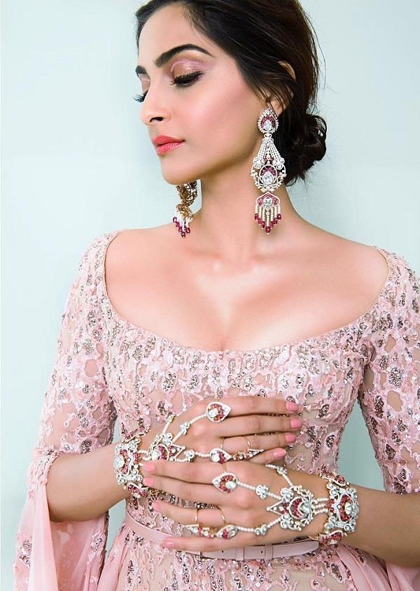 दुल्हन के हाथों पर खूब फबेगे हाथ फुल के ये Trendy Designs