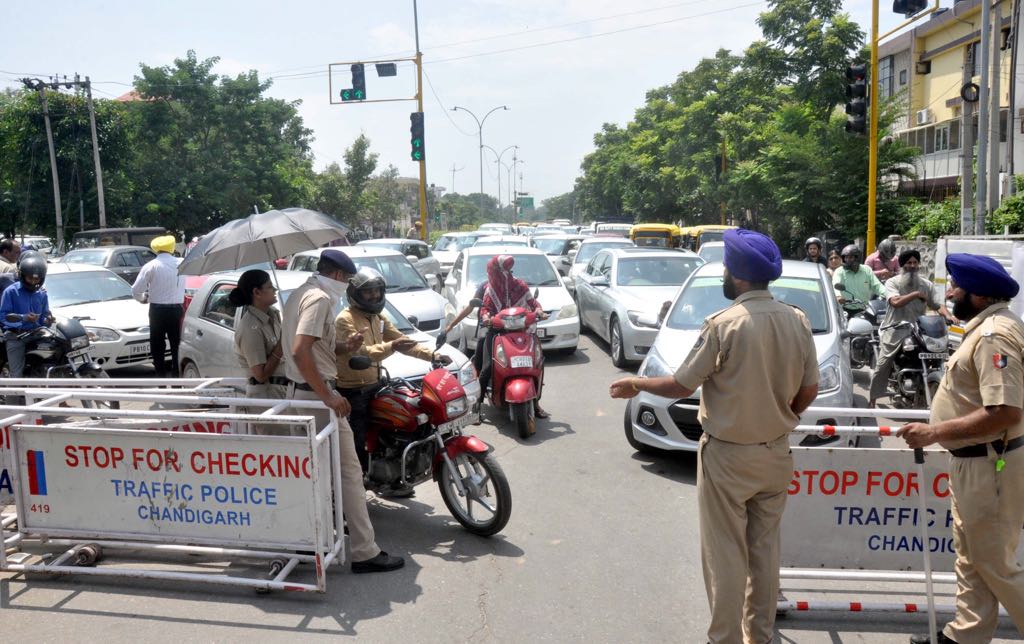 मोहाली में चंडीगढ़ पुलिस का नाका से छिड़ा विवाद - chandigarh police naka in mohali