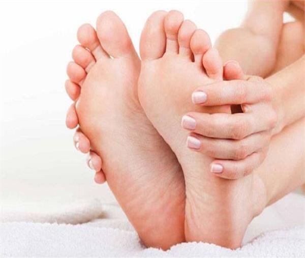 सिर्फ 1 हफ्ते में पाएं फटी एड़ियों से निजात