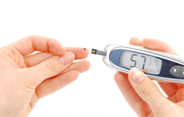 डायबिटीज के है मरीज तो इन फूड्स से बनाएं दूरी