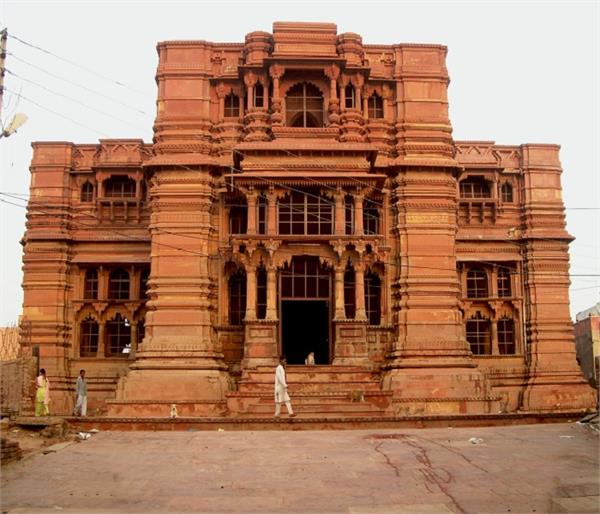 कभी था भूतों का बसेरा, आज है वृंदावन का मशहूर मंदिर