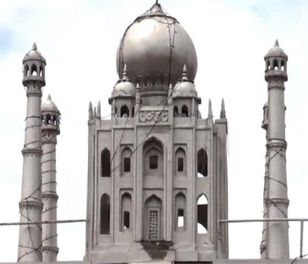 पत्नी की याद में छत पर ही बनवा लिया इस शख्स ने मिनी Taj Mahal