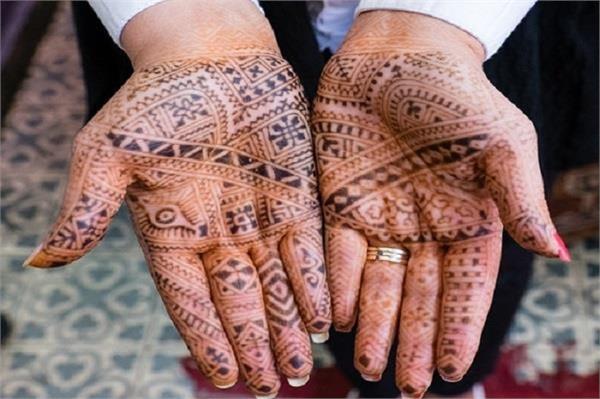 हाथों से फीकी पड़ी मेहंदी हटाना चाहते है तो अपनाएं ये नुस्खे