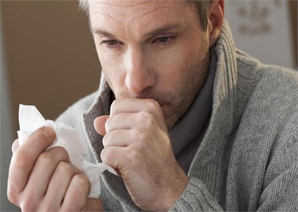 खांसते वक्त खून निकलना लंग कैंसर का है संकेत, जानें इसके अन्‍य लक्षण