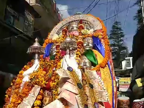 दशहरे में भाग लेने मनाली से कुल्लू रवाना हुई मां हिडिम्बा, भक्तों ने किया भव्य स्वागत(Video) - hathimba from manali for kullu to participate in dussehra-mobile