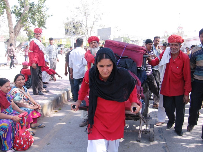पुरुषों के बीच इकलौती महिला कुली हैं मंजू, ऐसा है उनके जिदंगी का संघर्ष -  manju is first woman coolie of jaipur-mobile