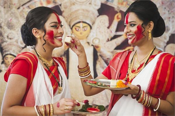 कोलकाता ही नहीं, इन 4 शहरों में भी खास तरीके से जाती है दुर्गा पूजा