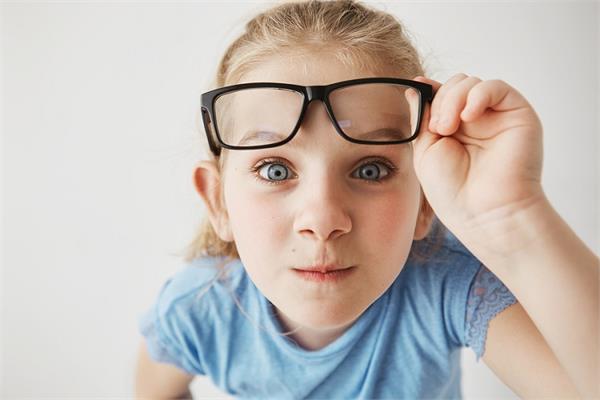 बच्चे की कमजोर Eyesight को ठीक करेंगे ये देसी नुस्खे