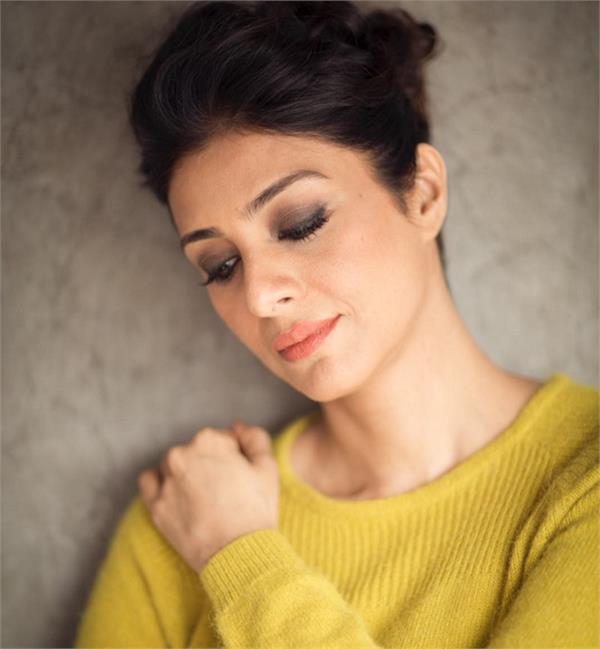 51 की उम्र में भी 25 की दिखती हैं तब्बू, जानिए उनके होममेड ब्यूटी टिप्स