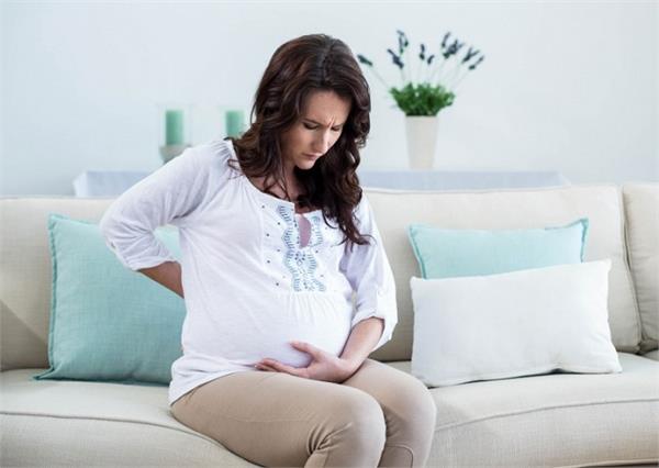 प्रेग्नेंसी में किन्हें और क्यों होता है कमर दर्द? 6 टिप्स दिलाएंगे राहत