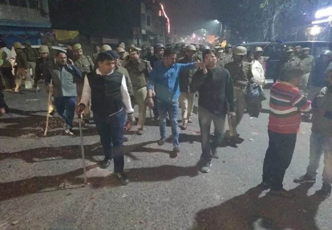 लड़की के साथ छेड़छाड़ के बाद 2 गुटों में बवाल, पथराव के बाद हुई फायरिंग -  after tampering with the girl - UP Punjab Kesari