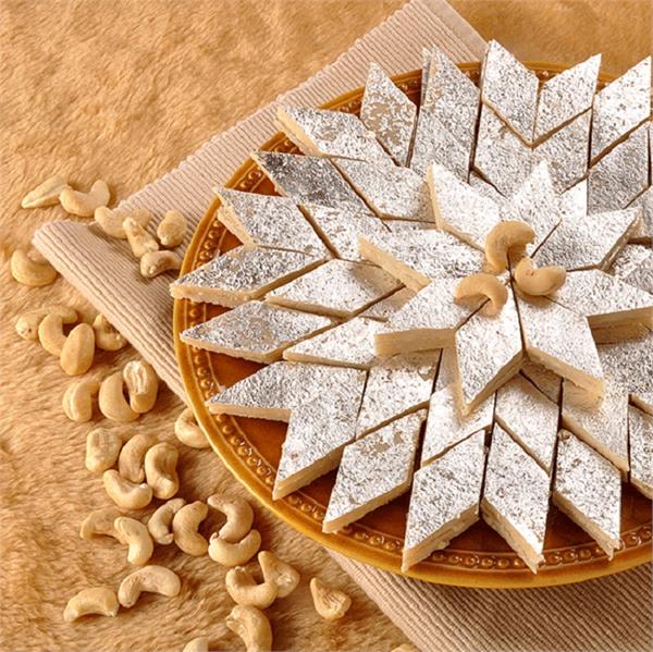 भाई-दूज पर खुद बनाएं स्वादिष्ट Kaju Katli