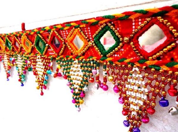 Toran Decoration: मेन गेट पर ही क्यों लगाया जाता है तोरण?