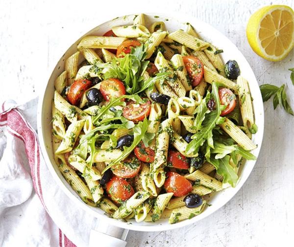 20 मिनट में बनाकर खाएं Pesto Pasta Salad