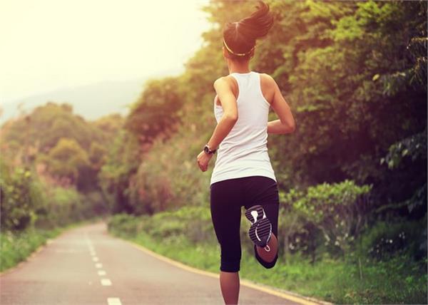 1 घंटा दौड़ने से 600 कैलोरी होगी बर्न, फॉलो करें ये प्रो-रनिंग टिप्स
