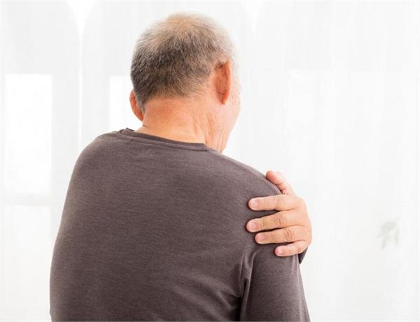 कंधे में दर्द और अकड़न से हो जाएं सावधान, डायबिटीज का है संकेत