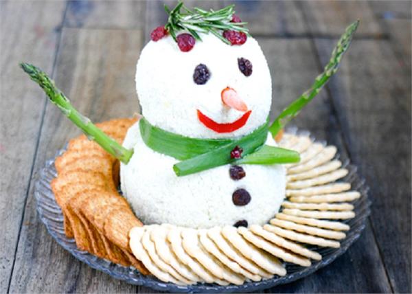 क्रिसमस पार्टी के लिए बनाएं Snowman Cheese Ball