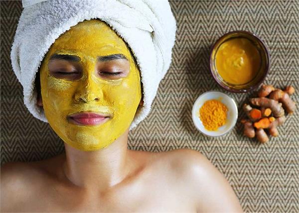 चेहरे के दाग-धब्बे हो या डैंड्रफ की समस्या, हल्दी मास्क से करें दूर