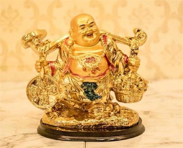 फायदे नहीं, नुकसान पहुंचाएंगे गलत दिशा में रखें लाफिंग बुद्धा