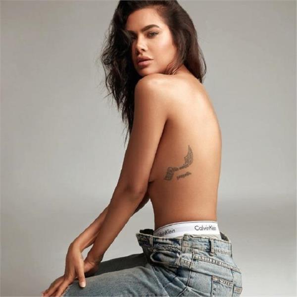 ईशा ने कर दी बोल्डनेस की सारी हदें पार, शेयर की टॉपलेस तस्वीरें