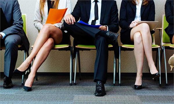 अगर आपको भी है बैठे-बैठे पैर हिलाने की आदत तो जरा हो जाएं सावधान