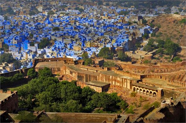 बेहद खूबसूरत है यह 'ब्लू सिटी', यहां लें ऐतिहासिक जगहों का मजा
