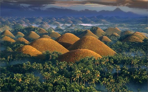 अगर आपको भी है पहाड़ों पर घूमने का शौक तो जरूर जाएं Chocolate Hills