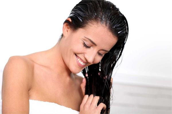 इन 4 आसान स्टेप से घर पर ही करें पार्लर जैसा Hair Spa