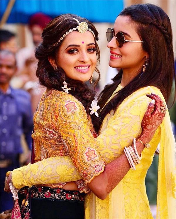 फ्रैंड की शादी को कुछ इस अंदाज में एन्जॉय कर रही हैं आलिया, देखें तस्वीरें