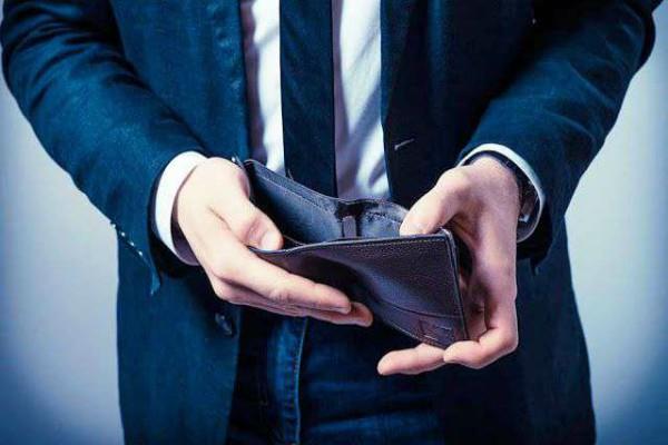 हर समय पैसे की कमी बनाए रखती हैं पर्स ...