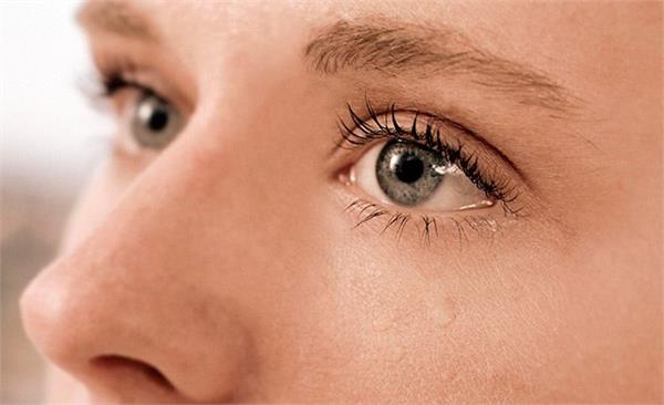 आंखों से पानी निकलने की समस्या है परेशान, तो करें ये उपचार