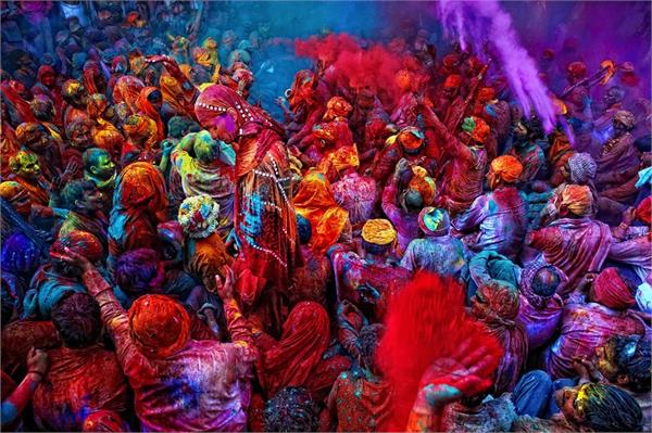 Holi Special: इन विदेशी शहरों में कहीं तरबूज, तो कहीं कीचड़ से खेली जाती है होली