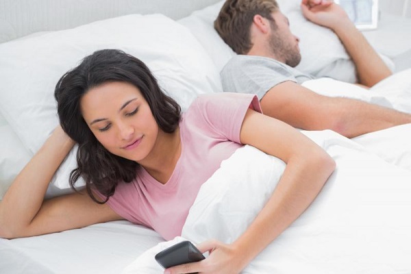 शादी के बाद पत्नी के धोखा देने की ये हैं 4 बड़ी वजहें - know the reasons of  cheating after marriage-mobile