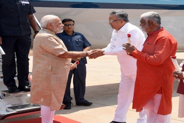 pm praises raman singh for returning from chhattisgarh