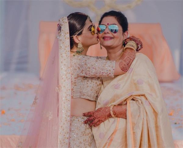 शादी की एलब्म में जरूर शामिल करें मां के साथ ली गई ये तस्वीरें