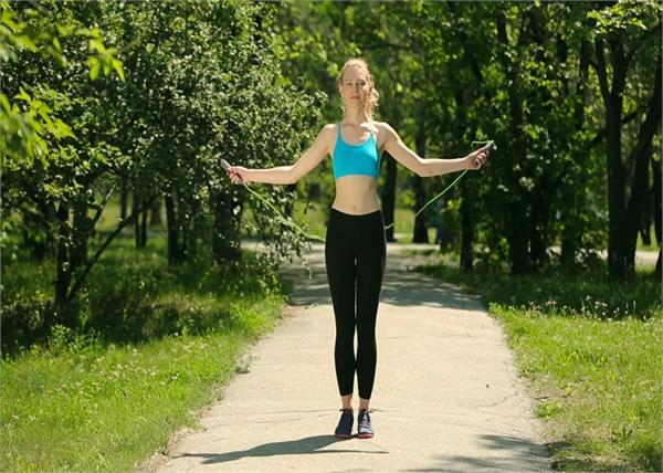 वजन कम करने के साथ-साथ रस्सी कूदने के ये भी हैं फायदे