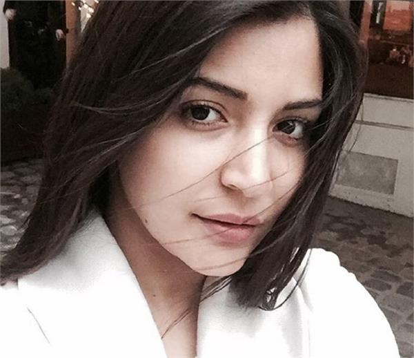 नो-मेकअप लुक में भी खूबसूरत दिखती है नैचुरल ब्यूटी अनुष्का शर्मा