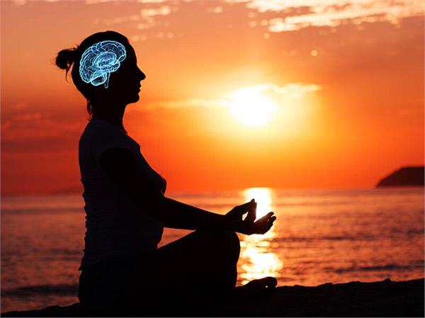 दिमागी स्ट्रेस को रखना है दूर तो रोजाना करें ये 4 योगासन