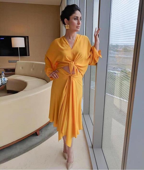 इवेंट में करीना ने पहनी येलो ड्रैस, दिखा Glamorous Look