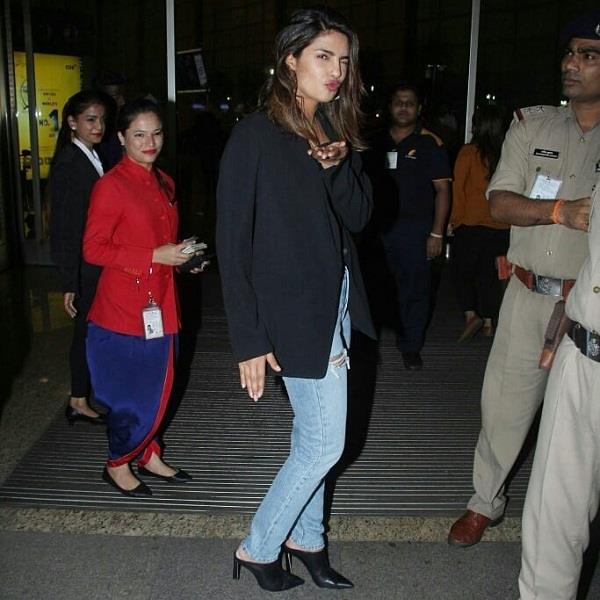 एयरपोर्ट पर देसी गर्ल प्रियंका ने अपने स्टाइल से किया लोगों को इम्प्रेस