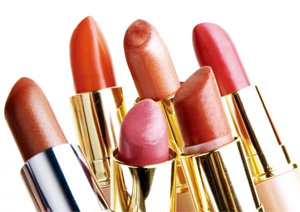आखिर किन चीजों को मिलाकर बनती है लिपस्टिक, क्या जानते हैं आप?