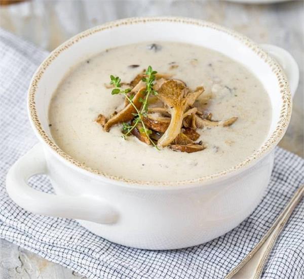 बारिश के मौसम में बनाकर पीएं टेस्टी-टेस्टी Creamy Mushroom Soup