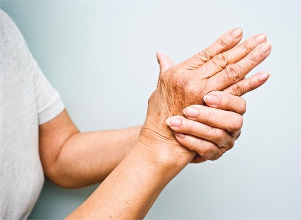 क्या आपके भी कांपते है हाथ-पैर? जान लें इसके कारण