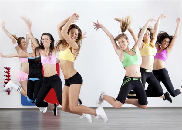 मोटापा तेजी से करना है कम तो रोजाना करें यह डांस