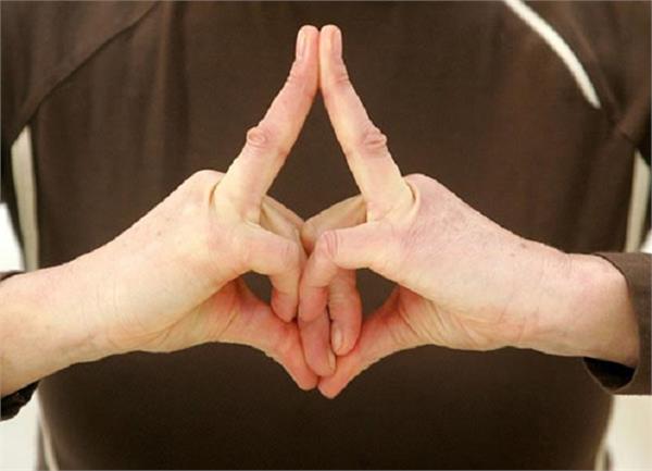 आपके गुस्से को तुरंत शांत करेगी यह मुद्रा, जानिए इसके और भी फायदे