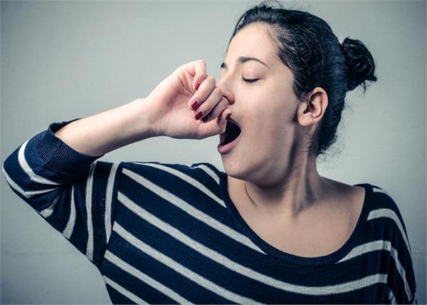 ज्यादा उबासी आना भी है इन बीमारियों को संकेत इसलिए हो जाएं 'अलर्ट'