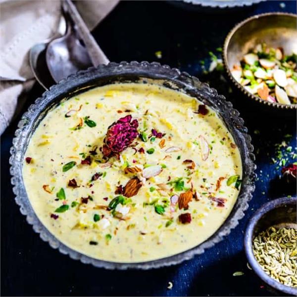 सावन के आखिरी व्रत में बनाकर खाएं स्वादिष्ट केसरिया शाही खीर