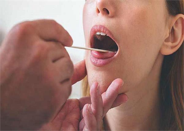 क्या किसी बीमारी का संकेत देेते हैं जीभ पर पड़े काले धब्बे?